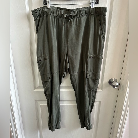 Banana Republic Pants - Men's Olive Cargo Pants